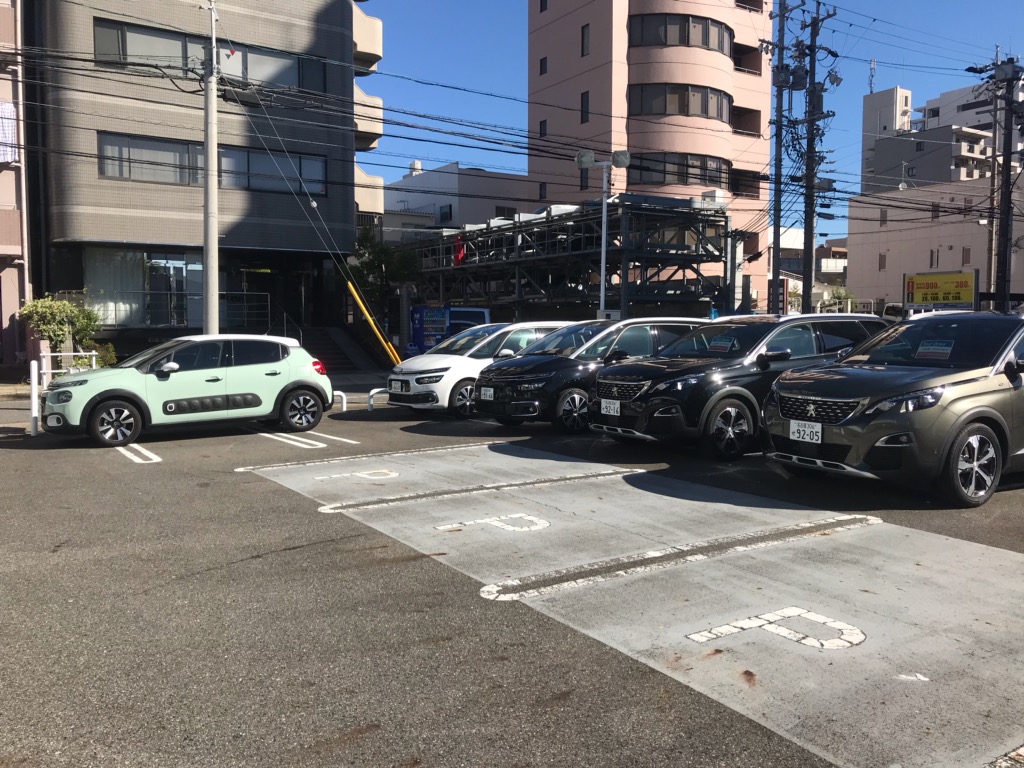 シトロエンショールームでプジョー車が一緒に見れます！